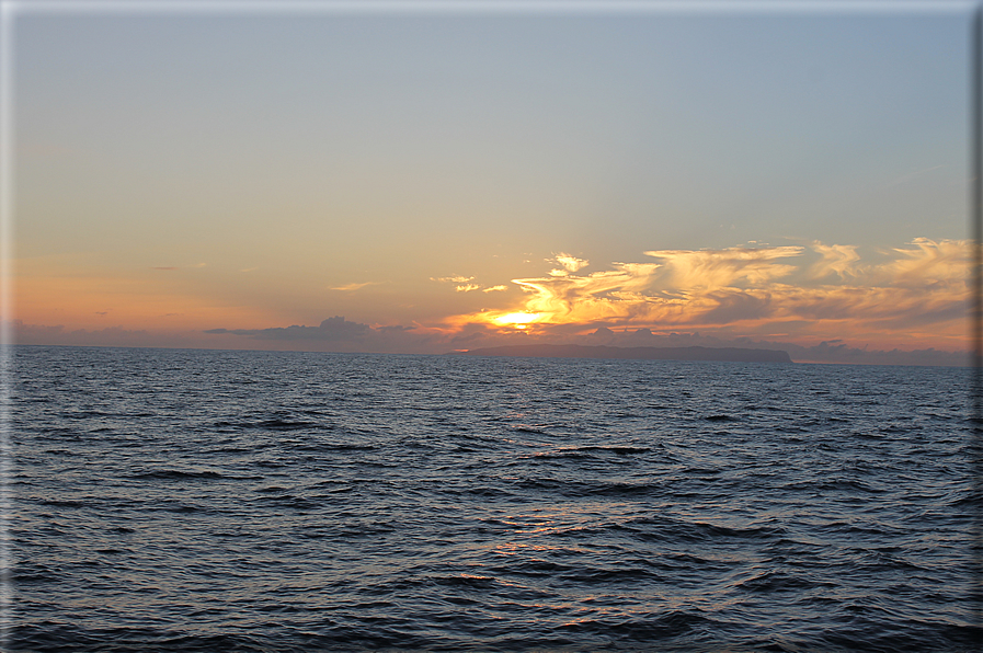 Onda del tramonto alle Hawaii